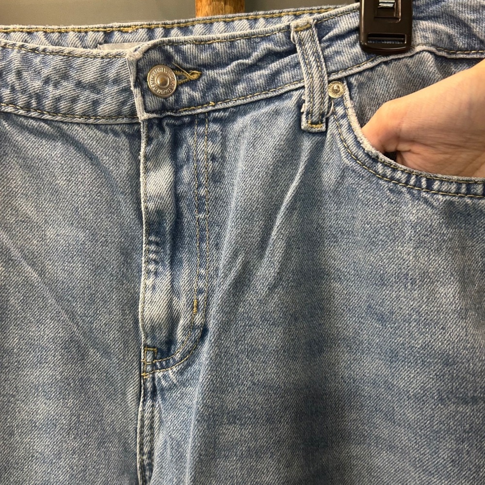 Forever 21 Premium‎ Light Wash Distressed Mom Jeans Size 31x28 - Picture 3 of 9